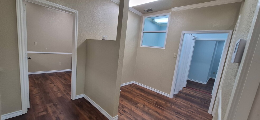 More Photos Of 606 S Harbor Ct, Granbury Office For Lease