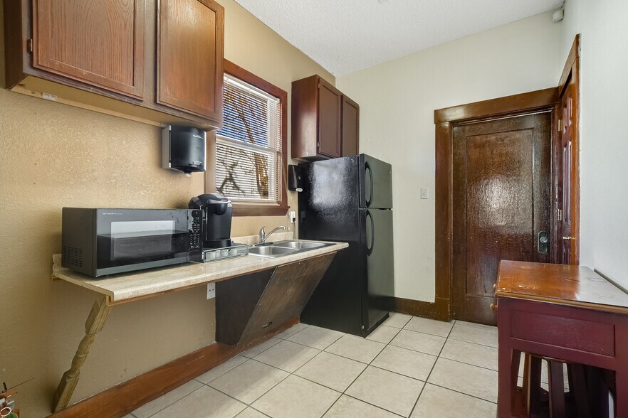 More Photos Of 1007 E 7th St, Austin Storefront Retail Office For Lease