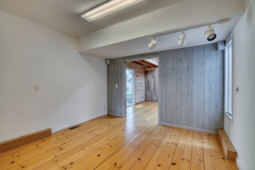 More Photos Of 270 North St, Cutchogue Office For Lease