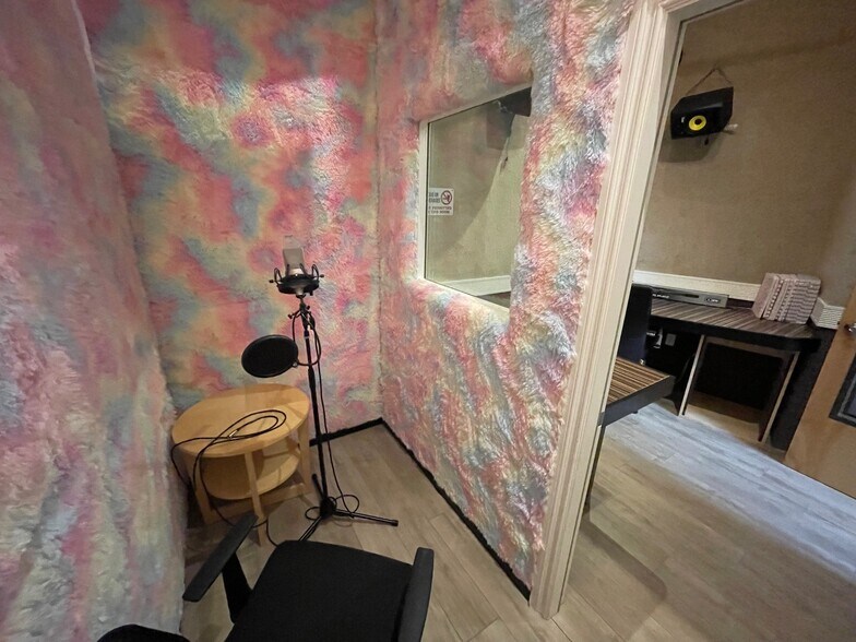 More Photos Of 2312 W Burbank Blvd, Burbank Loft Creative Space For Lease