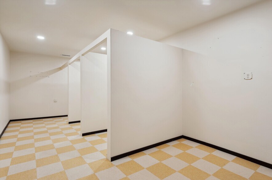 More Photos Of 9 Railroad Ave, East Hampton General Retail For Lease