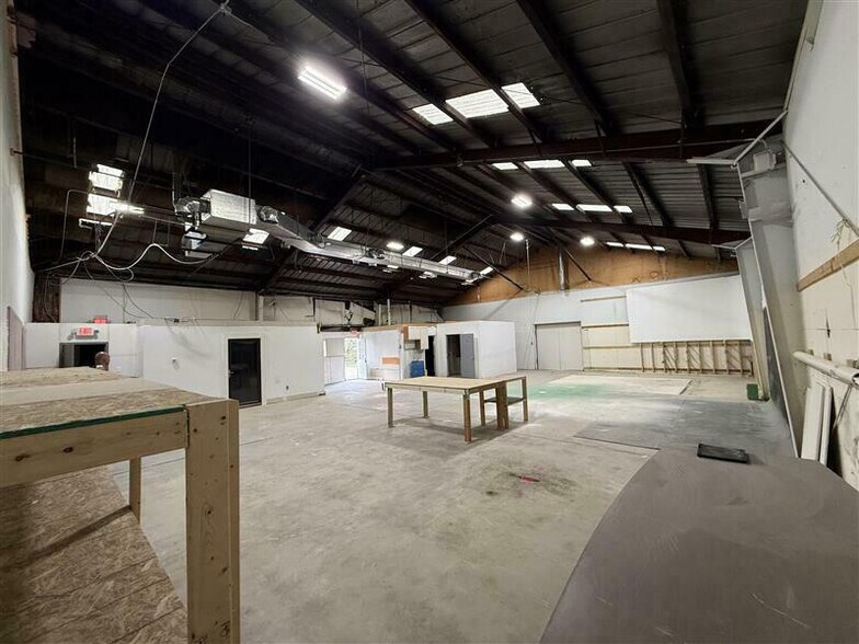 More Photos Of 5160 Railroad St, Sylvania Warehouse For Lease
