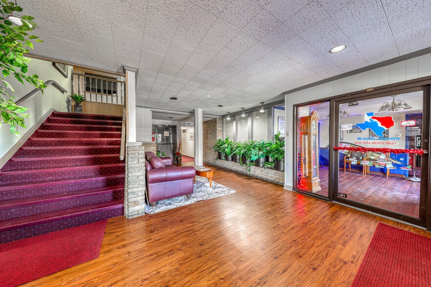 More Photos Of 119 N Main St, Weatherford Office For Sale