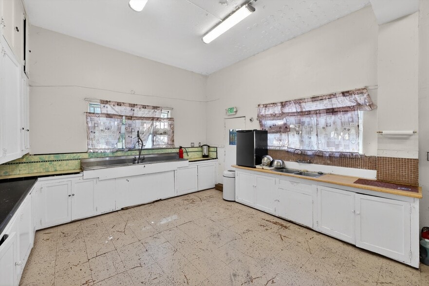 More Photos Of 7101 Menlo Ave, Los Angeles Religious Facility For Sale