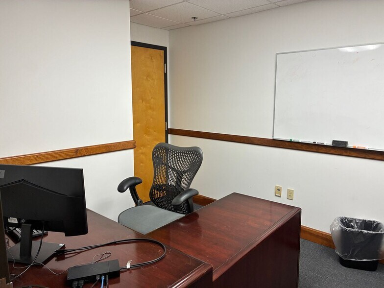 More Photos Of 125 Broadway Ave, Oak Ridge Office For Sale