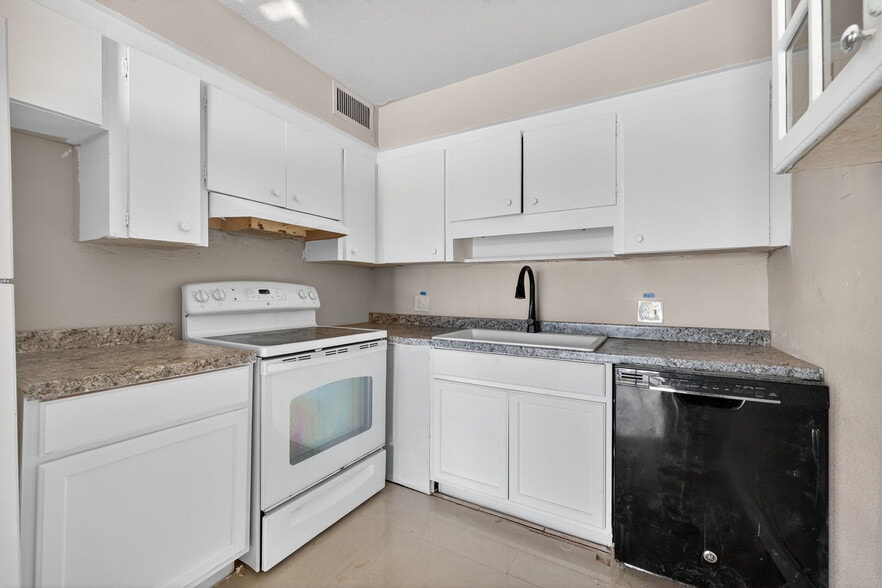 More Photos Of 275 116th Ave, Treasure Island Apartments For Sale
