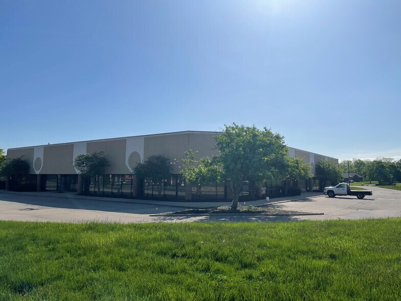More Photos Of 11820 Kemper Springs Dr, Forest Park Flex For Lease