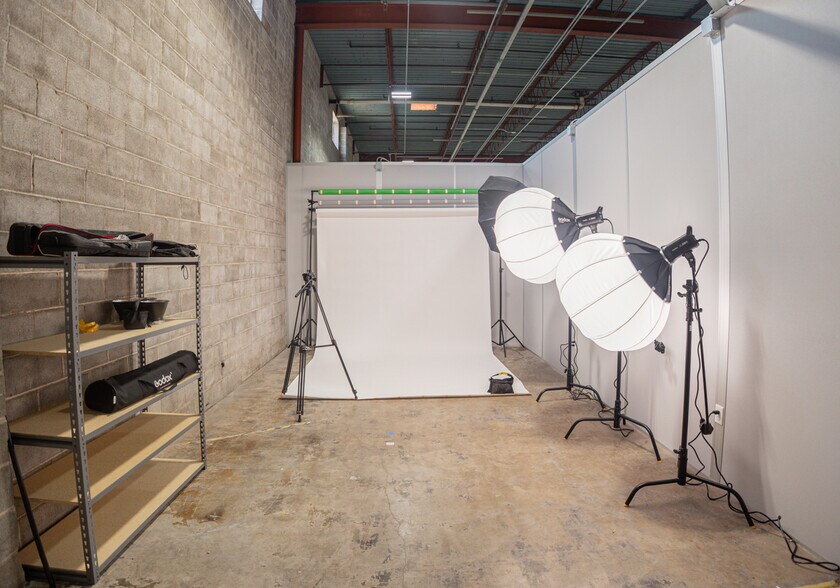 More Photos Of 4900 Calvert St, Dallas Distribution For Lease