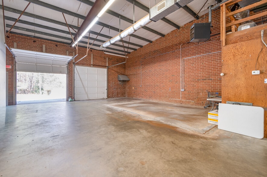 More Photos Of 3718 Old Battleground Rd, Greensboro Flex For Sale