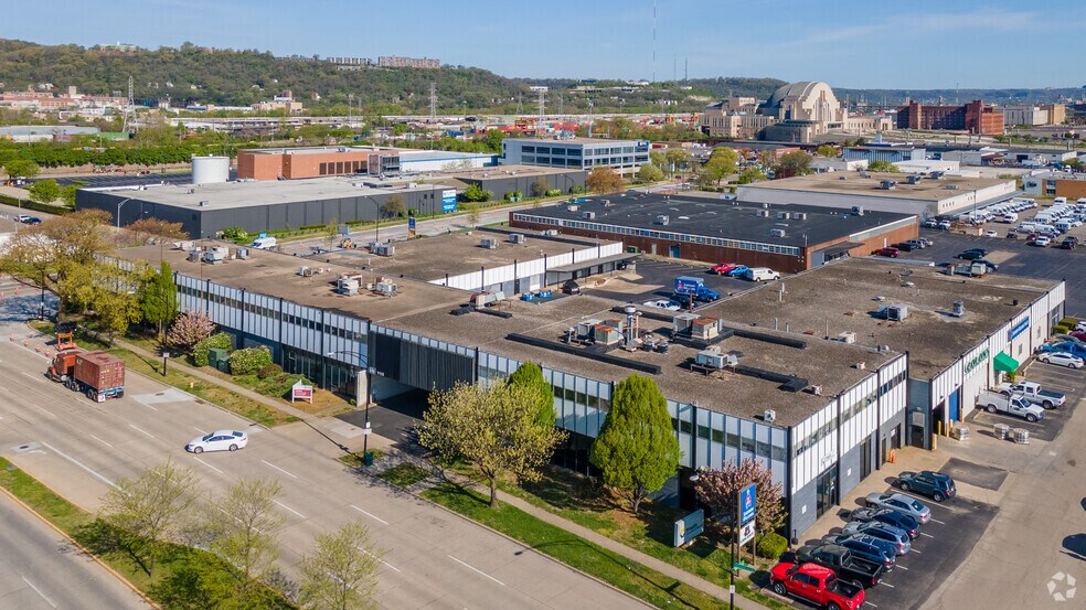 More Photos Of 1150 W 8th St, Cincinnati Flex For Lease