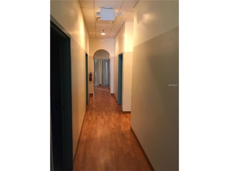 More Photos Of 7901 Kingspointe Pky, Orlando Showroom For Sale