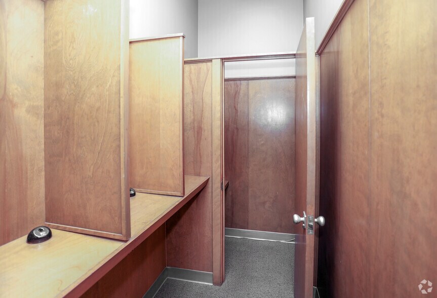 More Photos Of 2 NW 18th St, Richmond Bank For Lease