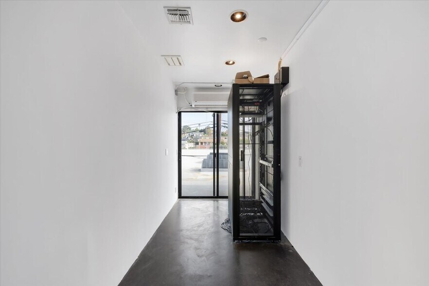 More Photos Of 2525 Main St, Santa Monica Office For Lease