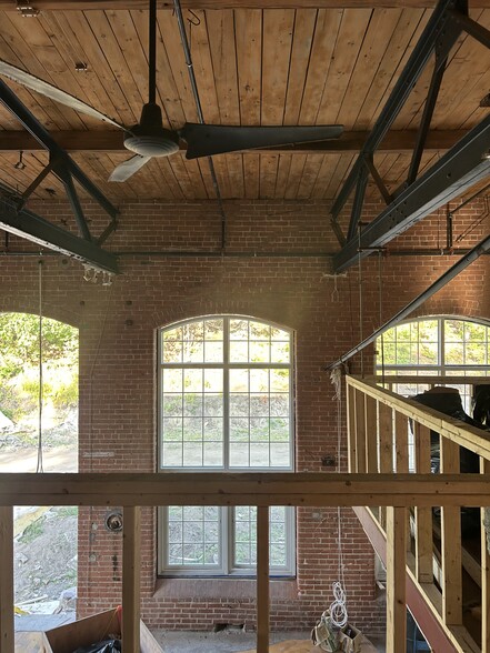 More Photos Of 70 Moshassuck Rd, Lincoln Manufacturing For Lease