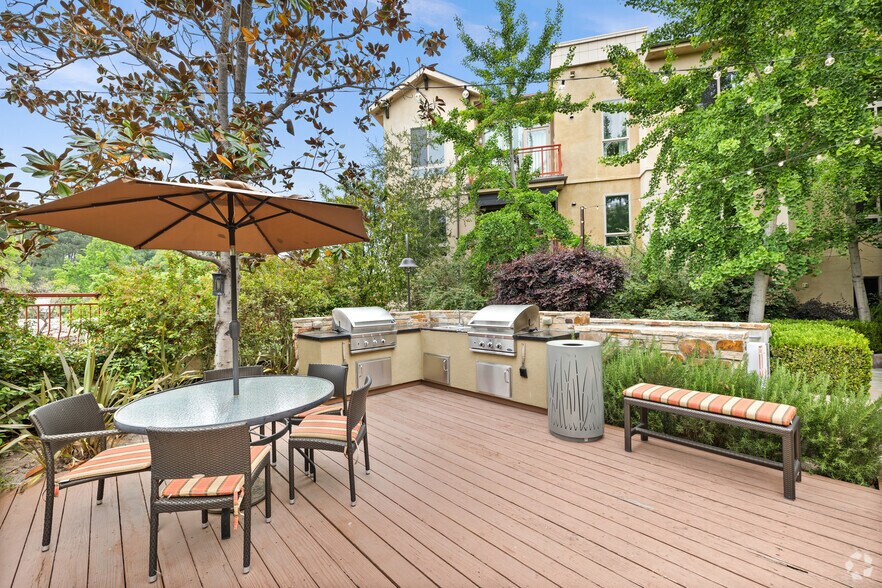 More Photos Of 16110 Ventura Blvd, Encino Apartments For Lease