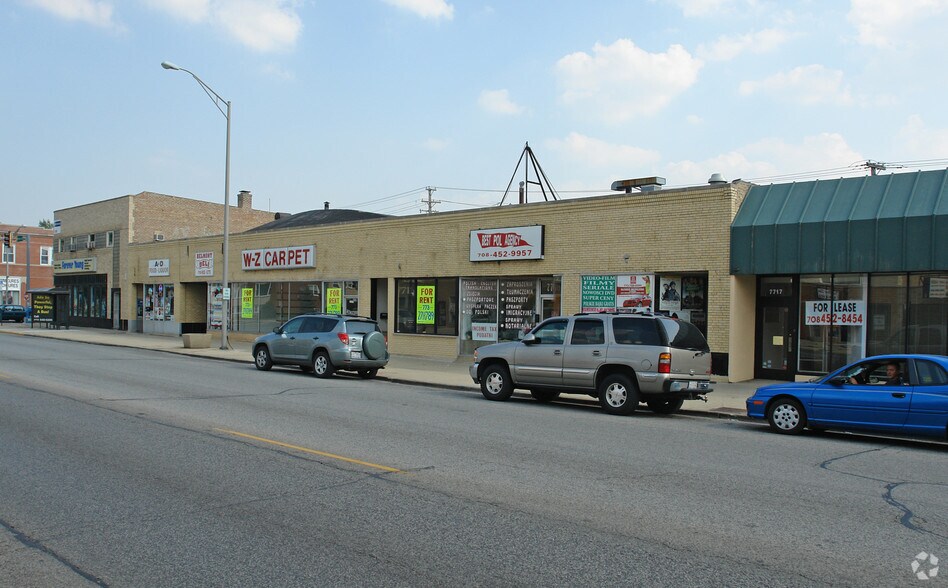 More Photos Of 7705-7715 W Belmont Ave, Elmwood Park Storefront For Lease