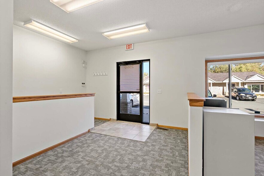 More Photos Of 2560-2568 Rice St, Saint Paul Office For Sale