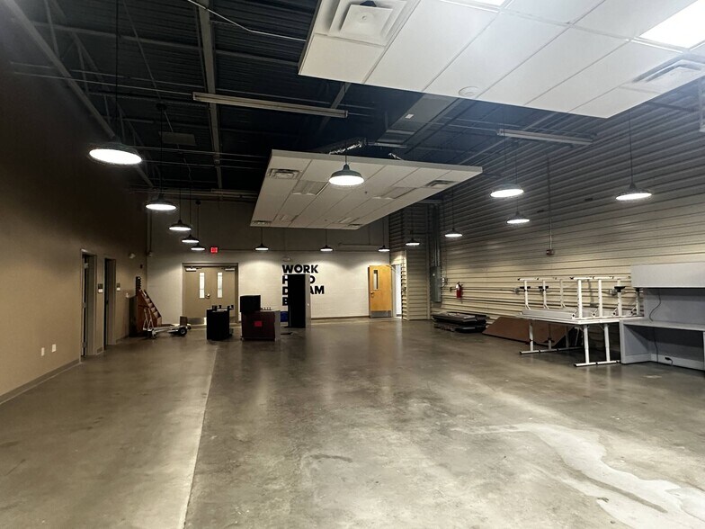 More Photos Of 500 Grand Ave, Joplin Flex For Lease