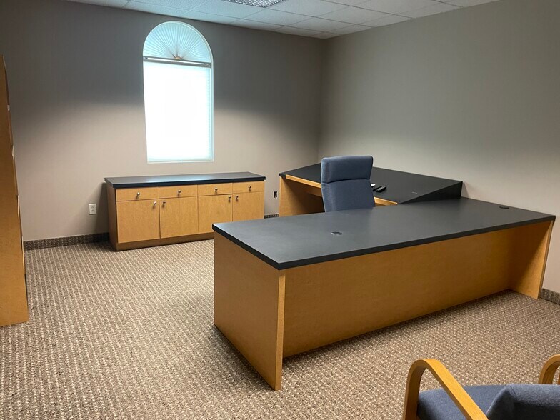 More Photos Of 1704 N Holmes Dr, Marion Office For Sale
