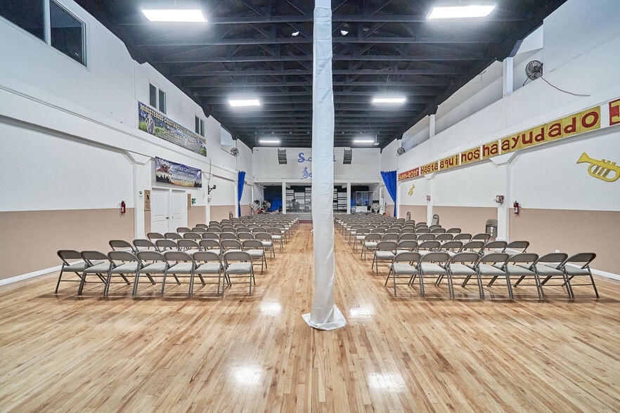 More Photos Of 5454 Virginia Ave, Los Angeles Showroom For Lease