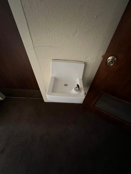 More Photos Of 204 N Alamo Blvd, Marshall Flex For Sale