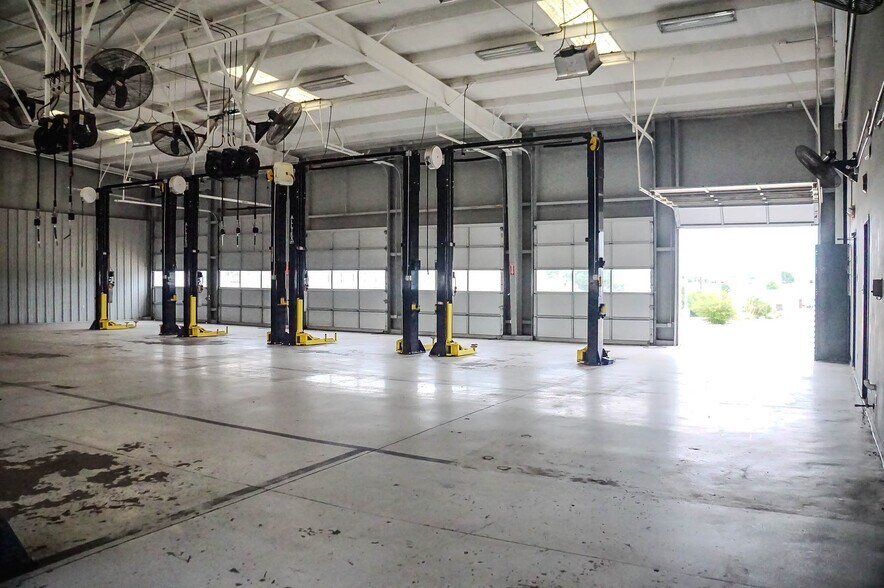 More Photos Of 3015 Fort Worth Hwy, Hudson Oaks Auto Dealership For Lease