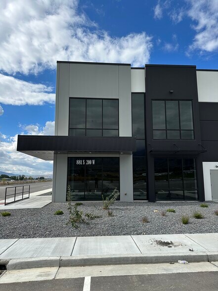 More Photos Of 881 S 200 W, Smithfield Warehouse For Lease