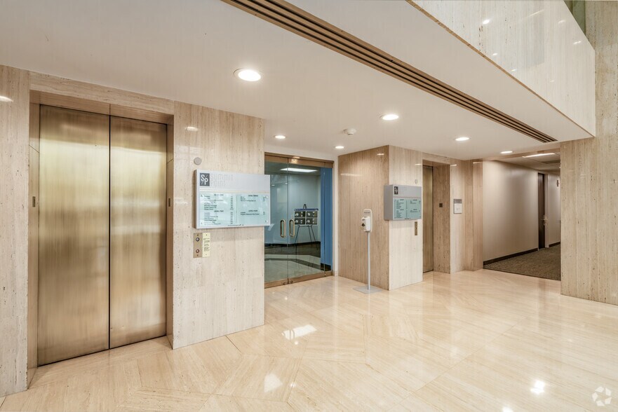 More Photos Of 9140 Arrowpoint Blvd, Charlotte Office For Lease
