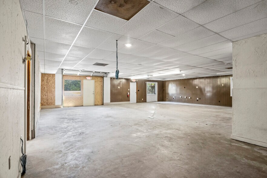 More Photos Of 450 US-259, Daingerfield Showroom For Sale