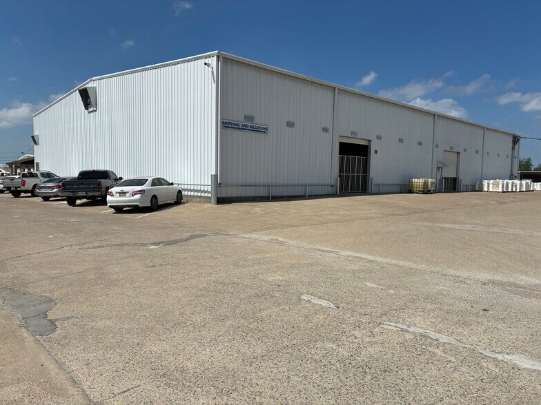 More Photos Of 301 Pleasant Dr, Dallas Warehouse For Lease