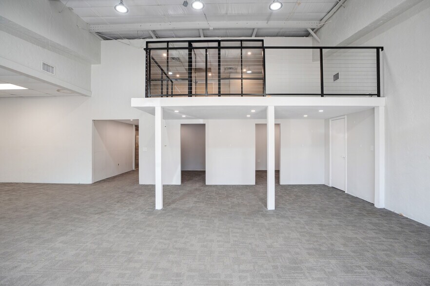 More Photos Of 1925 12th St, Sarasota Light Manufacturing For Lease