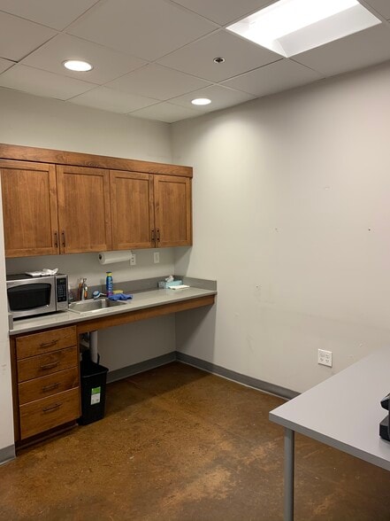 More Photos Of 303 Main St, Dayton General Retail For Lease