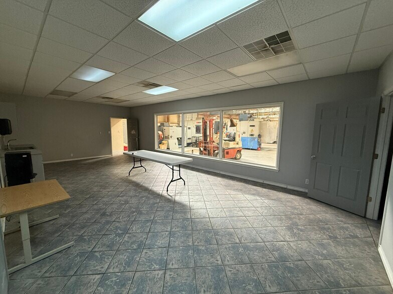 More Photos Of 409 NW Mustang Dr, Andrews Warehouse For Lease