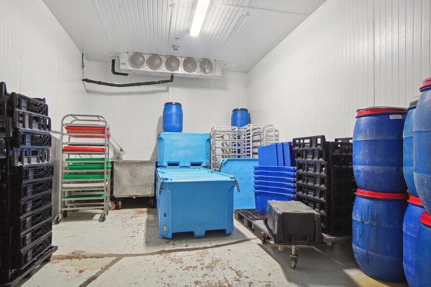 More Photos Of 9820 Boul Ray-Lawson, Montréal Warehouse For Sale