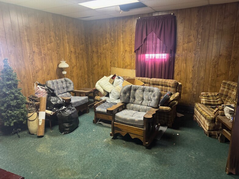 More Photos Of 223 N Main St, Dickson Flex For Sale