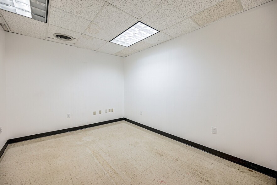 More Photos Of 20 Willow Springs Cir, York Warehouse For Lease