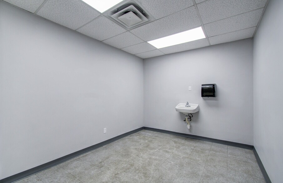 More Photos Of 8730 Ley Rd, Houston Warehouse For Lease