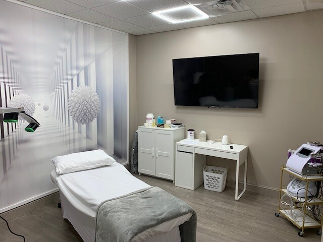 More Photos Of 2295 S Hiawassee Rd, Orlando Office For Lease