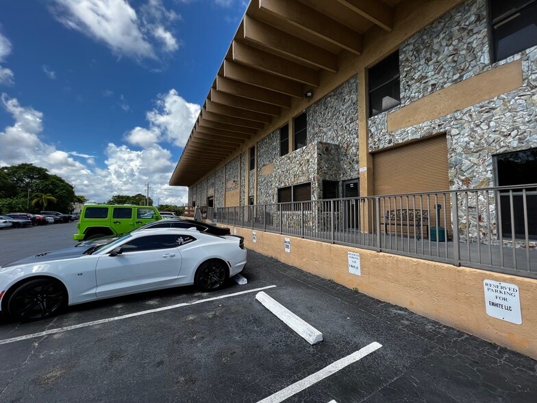 More Photos Of 6245 N Powerline Rd, Fort Lauderdale Light Distribution For Lease