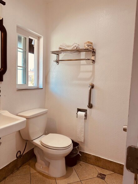 More Photos Of 5850 W Olympic Blvd, Los Angeles Hotel For Sale