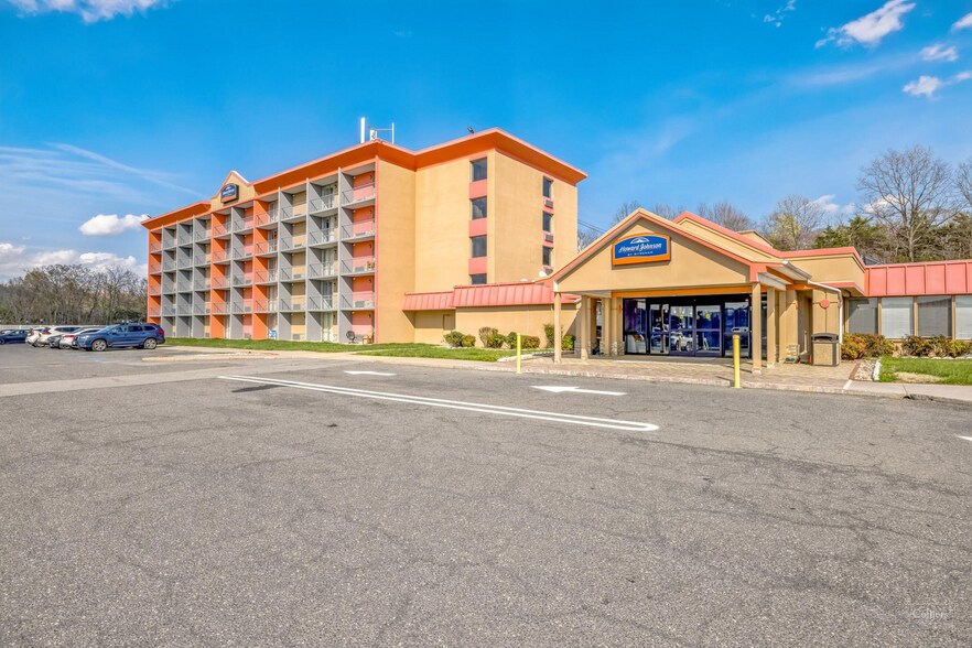 More Photos Of 2836 N Lee Hwy, Lexington Hotel For Sale