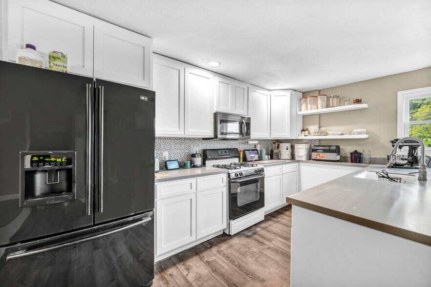 More Photos Of 100 Factory St, LaGrange Flex For Sale