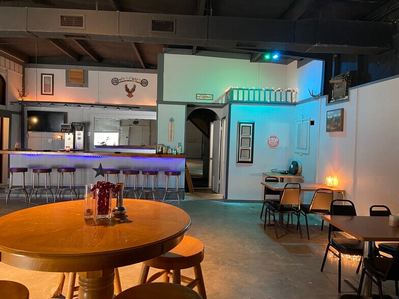 More Photos Of 8212 N State Highway 19, Trinity Showroom For Lease