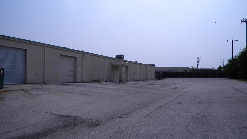 More Photos Of 4355 Centergate St, San Antonio Light Distribution For Lease