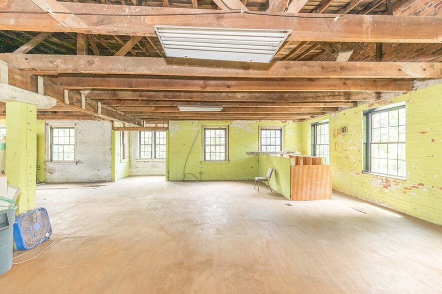 More Photos Of 1340 W Main St, Wytheville Loft Creative Space For Sale