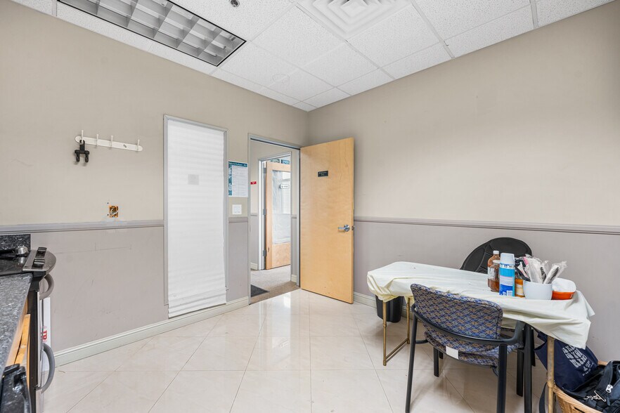 More Photos Of 514 Commerce Ave, Palmdale Medical For Sale