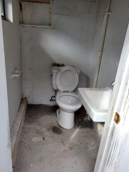 More Photos Of 2400 25th St N, Saint Petersburg Office For Sale