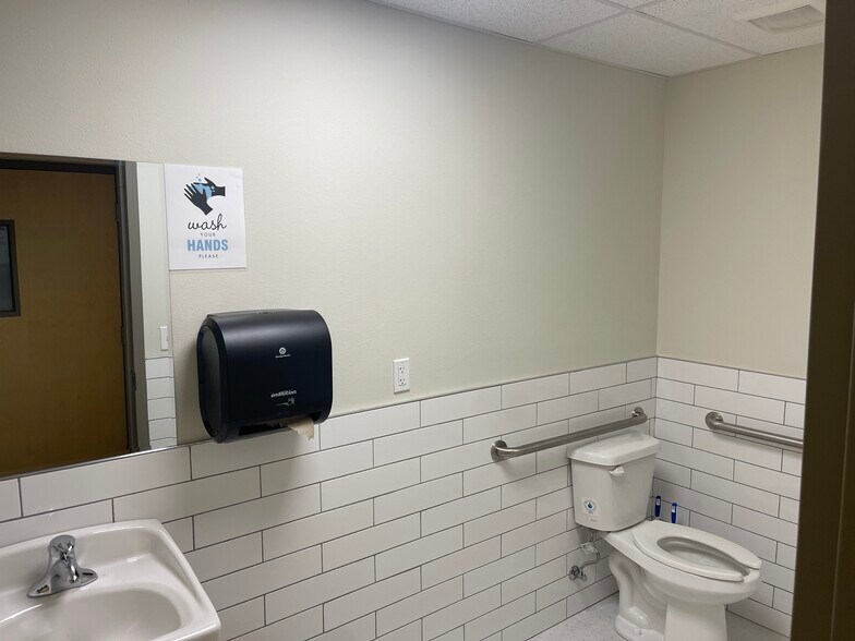 More Photos Of 1070 S Bishop Ave, Rolla Storefront For Lease