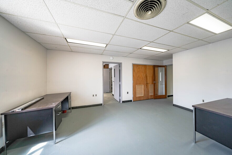 More Photos Of 8023 Malcolm Rd, Clinton Medical For Lease