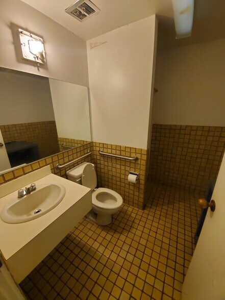 More Photos Of 2000 S Beretania St, Honolulu Storefront Retail Office For Lease